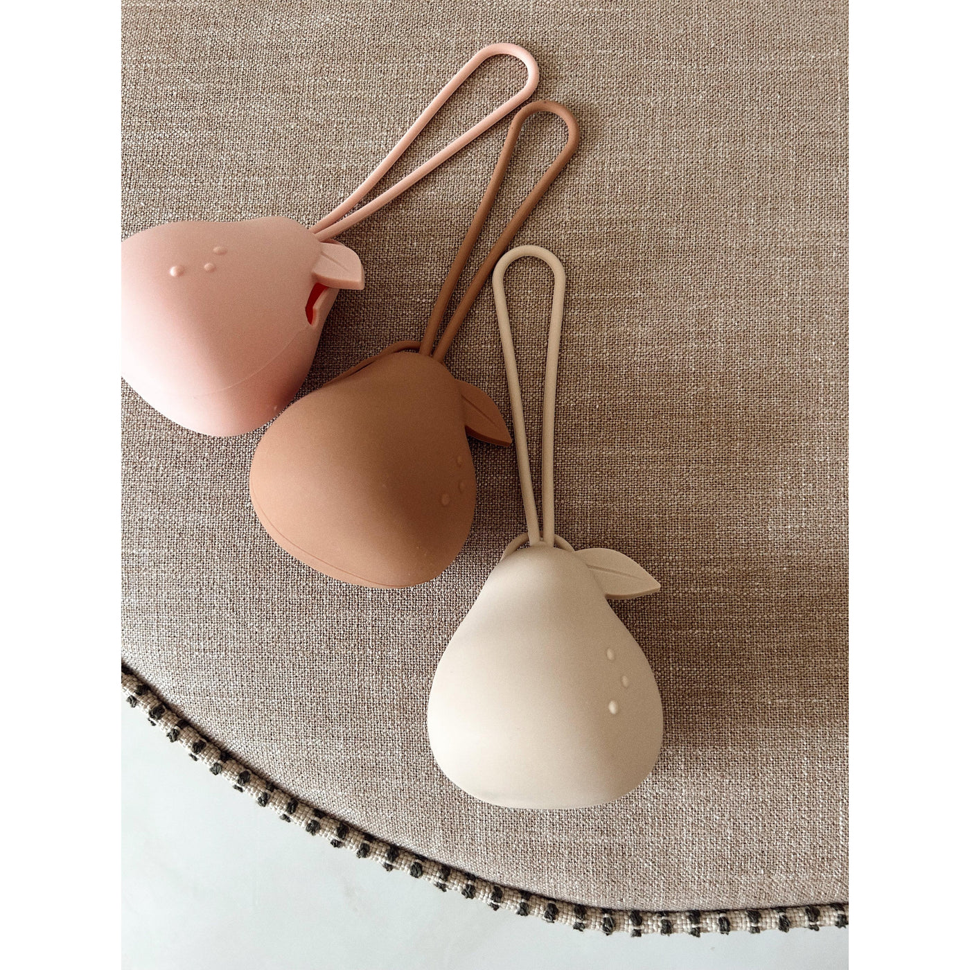 Silicone dummy holder with handle - Born & Bare